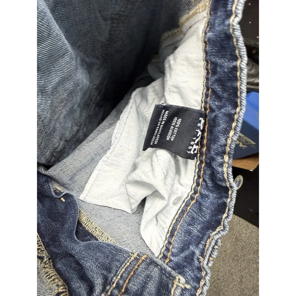 Buckle shop confidence